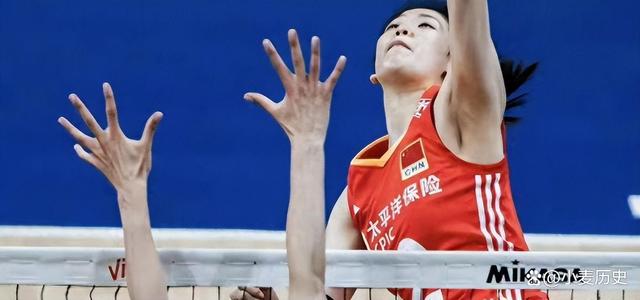 情绪高涨：排球选手在场上奋勇争先